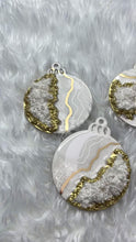 Load and play video in Gallery viewer, Luxe Geode Ornaments - 5 Count Set: Gold &amp; White

