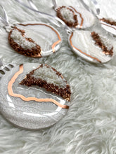 Load image into Gallery viewer, Luxe Geode Ornaments - 5 Count Set - Rose Gold &amp; White
