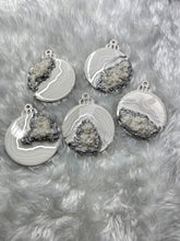 Load image into Gallery viewer, Luxe Geode Ornaments - 5 Count Set: Silver &amp; White
