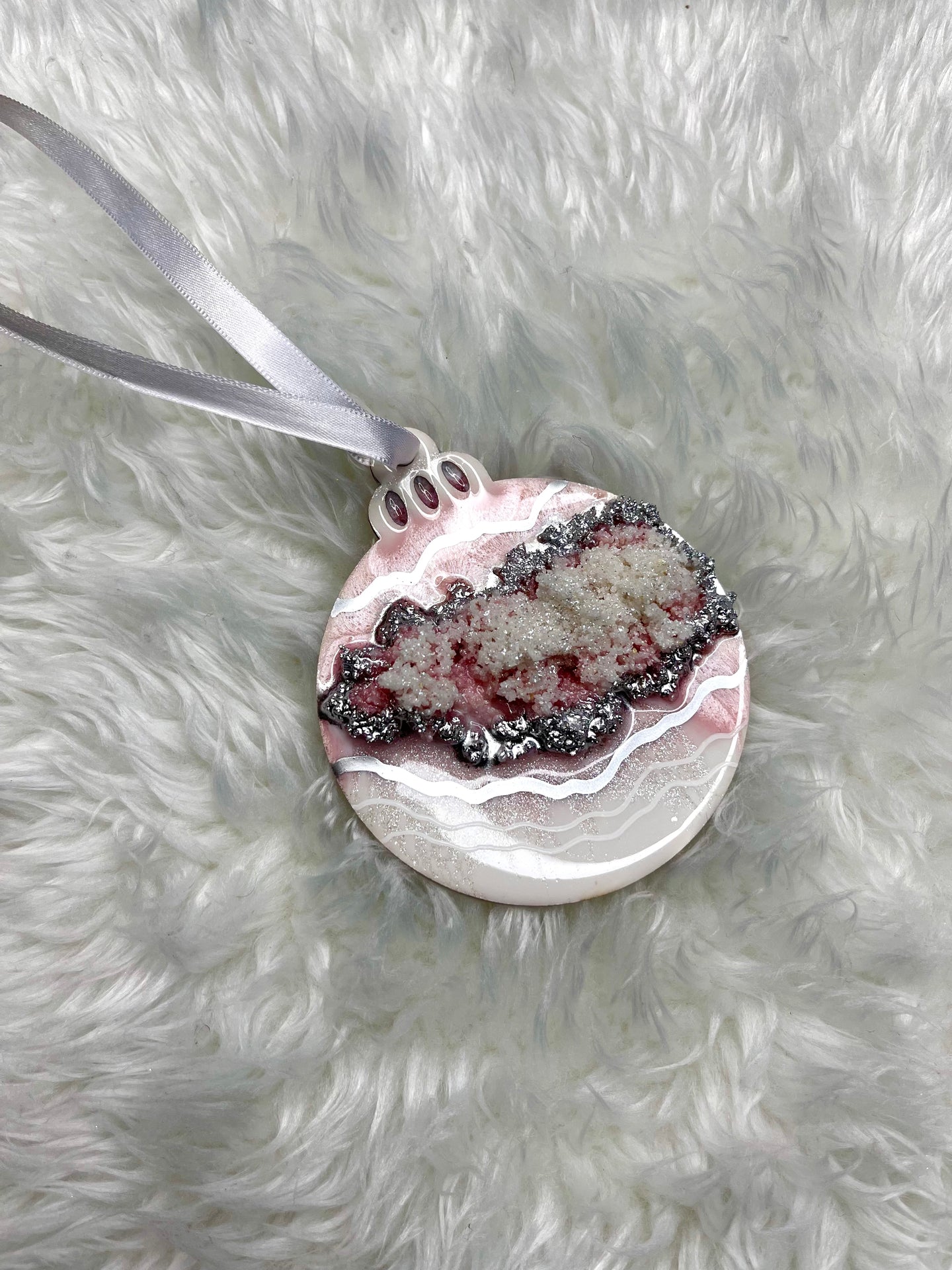 Geode Luxe Ornament - Single: Silver, White & Pink