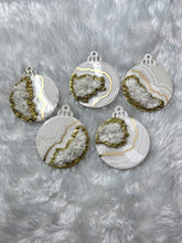 Load image into Gallery viewer, Luxe Geode Ornaments - 5 Count Set: Gold &amp; White
